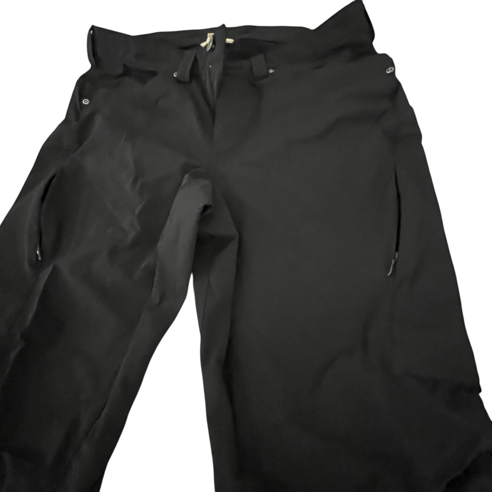 Duluth Trading Co. size 12 black hiking pants
Stretch zip pockets on hips